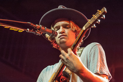 Mit Hut und Gitarre - Fotos: Cody Simpson live im Gruenspan in Hamburg 
